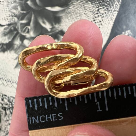 NEW Vintage 80s Napier Signed Gold Tone Interlocking Loops Omega Clip Earrings - Picture 7 of 9